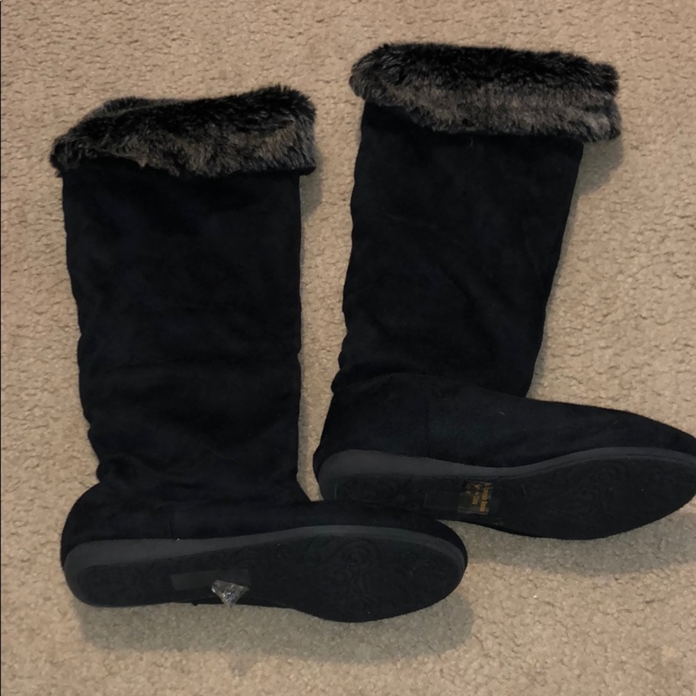 NWOT suede boots with fur